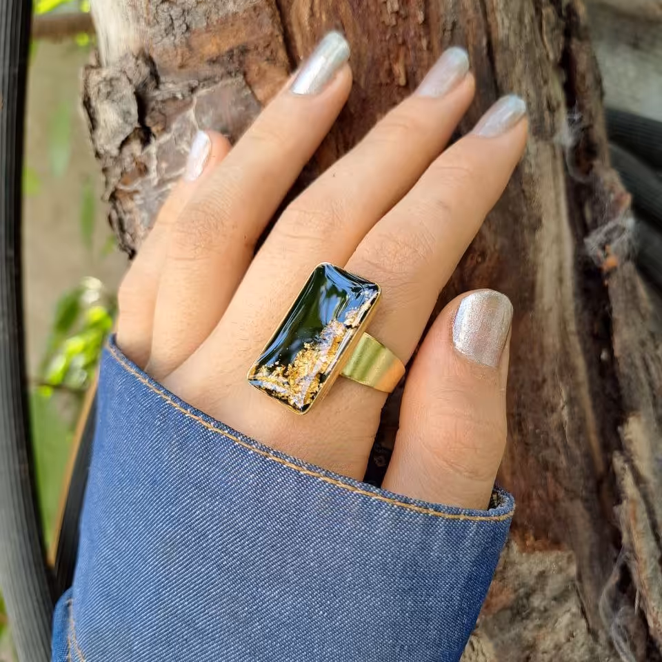 انگشتر رزینی با فریم برنجی