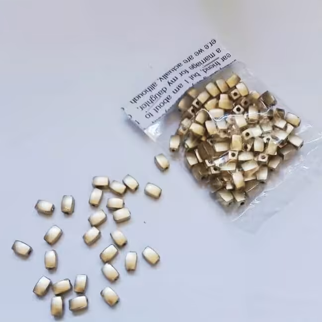 مهره پلاستیکی مستطیل طلایی متالیک