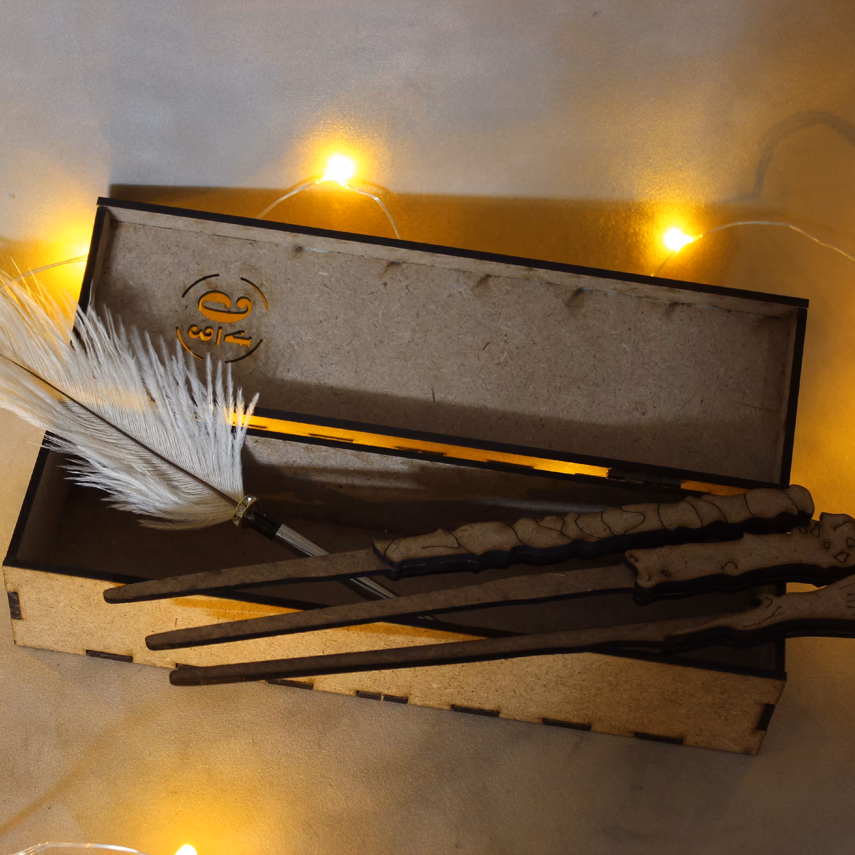 جامدادی چوبی هری پاتر به همراه قلم پر و سه چوب هری پاتر ،هرمیون گرنجر و رون ویزلی