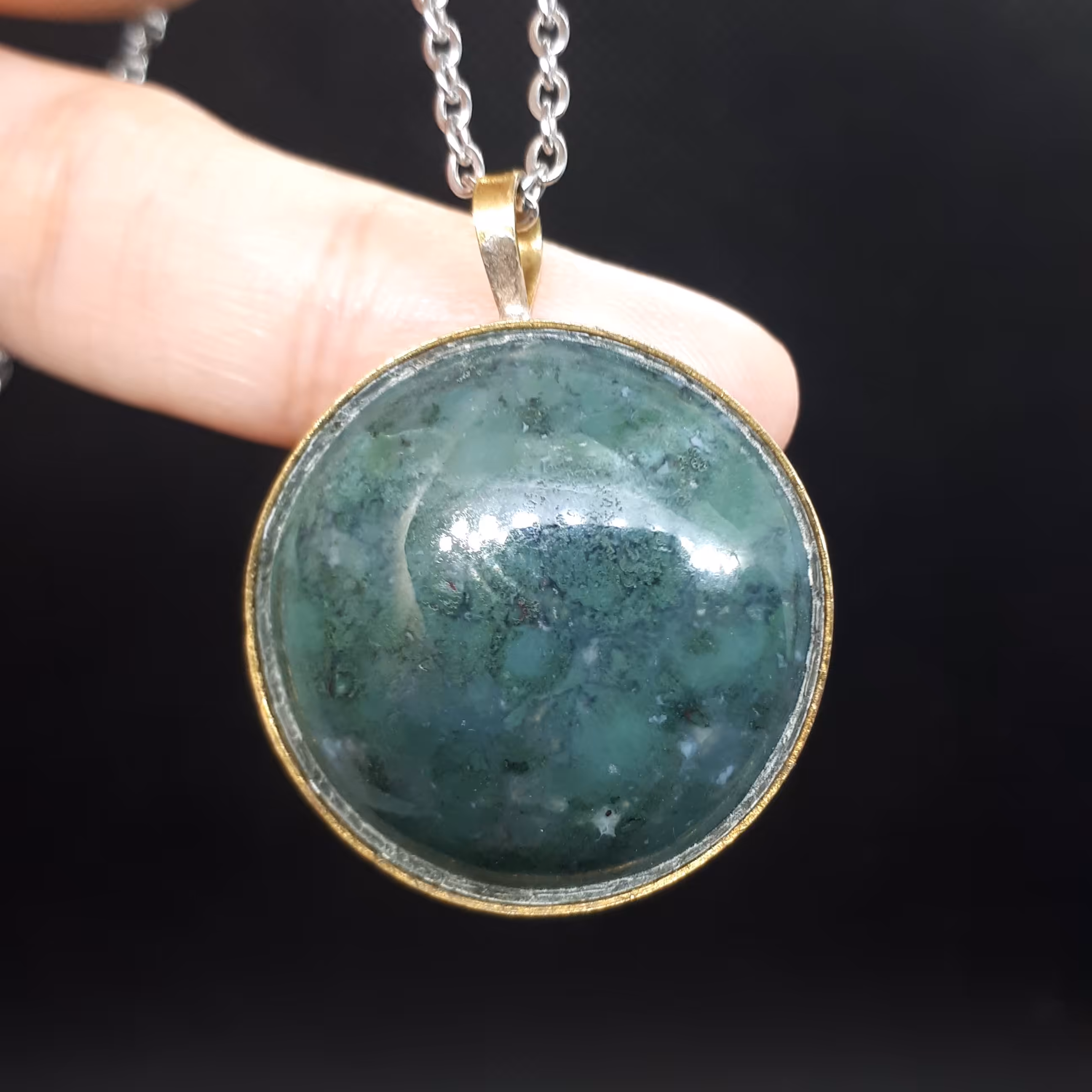 گردنی عقیق سبز خزه‌ای با قاب برنجی 