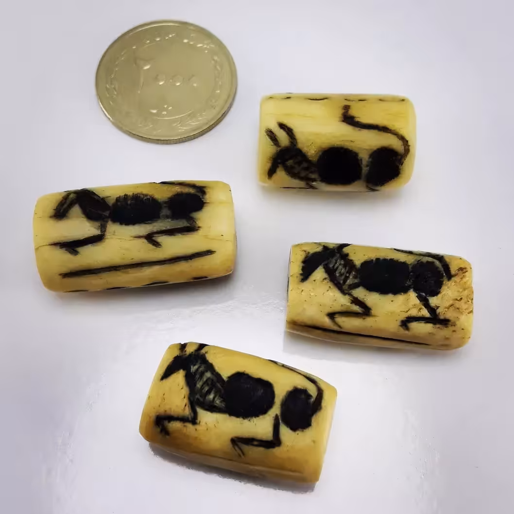 چهار عدد مهره عاج فیل بسیار کهنه .نشان دار کهنه 