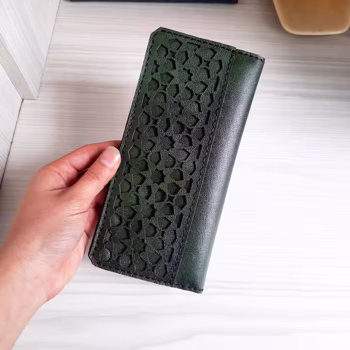 کیف پول طرح دار چرم طبیعی دست دوز رنگ سبز
