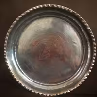 سینی گرد مسی قدیمی کلکسیونی . لب کنگره ای . قلمزنی قدیمی . پرداخت شده و براق