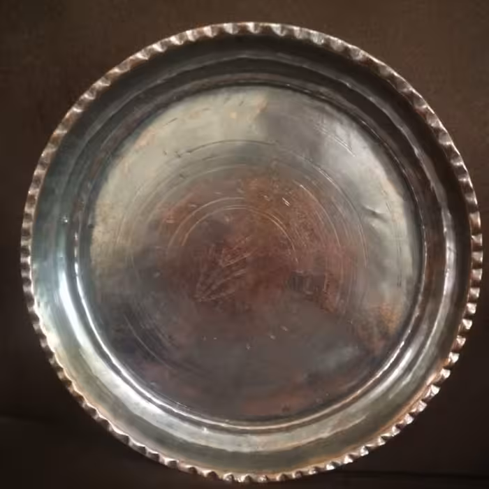 سینی گرد مسی قدیمی کلکسیونی . لب کنگره ای . قلمزنی قدیمی . پرداخت شده و براق