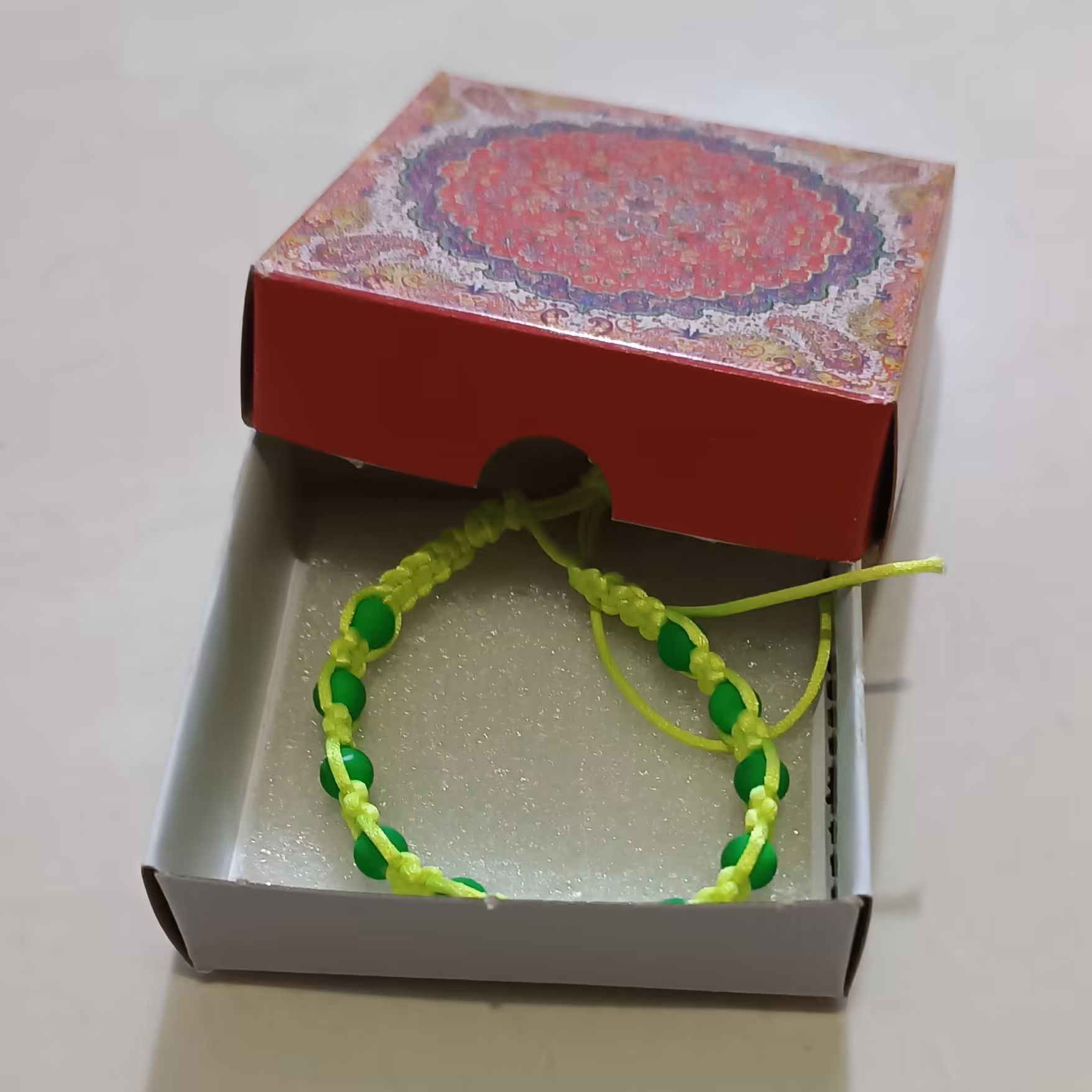 دستبند بافت  طرح شب تاب یا طرح شبرنگ بسیار شیک و زیبا در رنگ بندیهای جذاب رنگ سبز و نارنجی موجوده