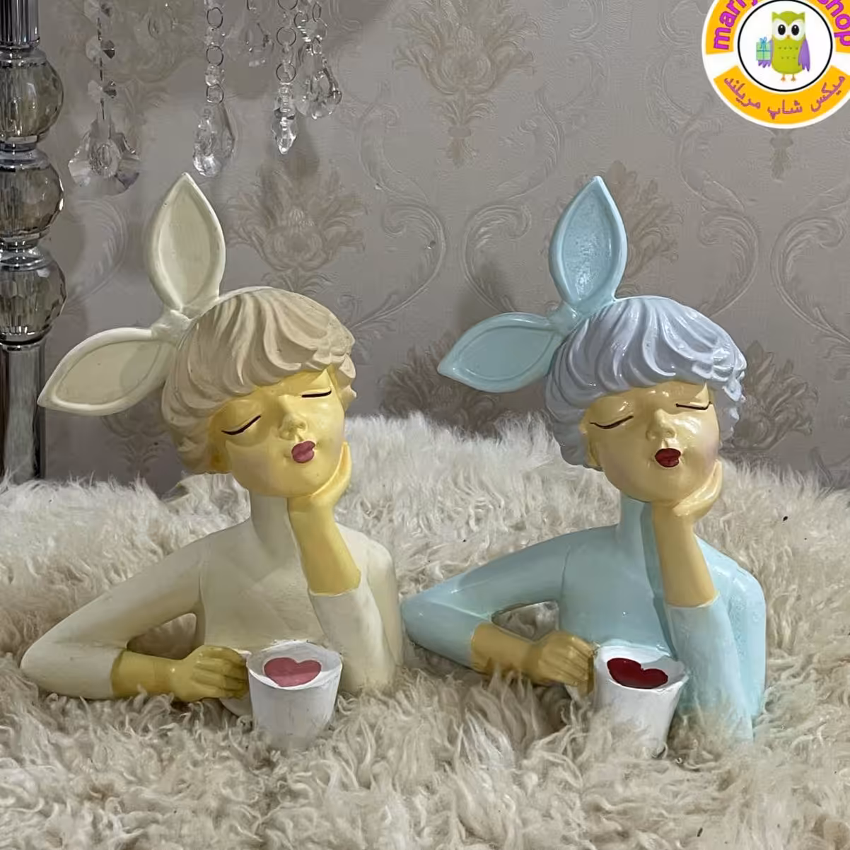 مجسمه نیم تنه دختر رژ لب نسکافه به دست و آدامسی جنس پلی استر قابل شستشو