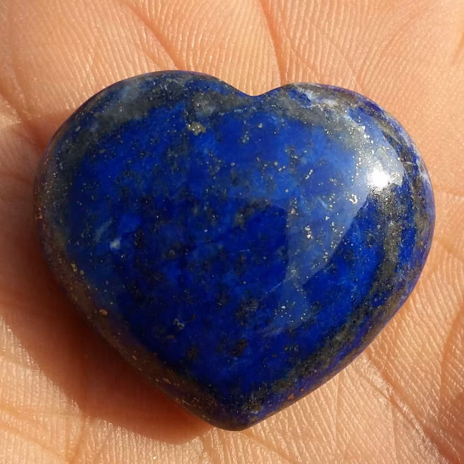 نگین لاجورد تراش فانتزی  قلبی پیریت طلایی دار 100 در 100 طبیعی
دو طرف پولیش خورده
تراش دامله
سایز مدالی کد 8510 