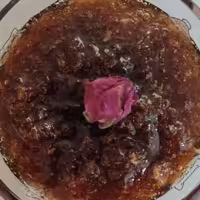 مربا  گل قندی مربای گل قند،زیرافتاب درست شده به مدت سه ماه زیرنورافتاب مونده تابه عمل آومده ،بیشترخاصییت درمانی داره،