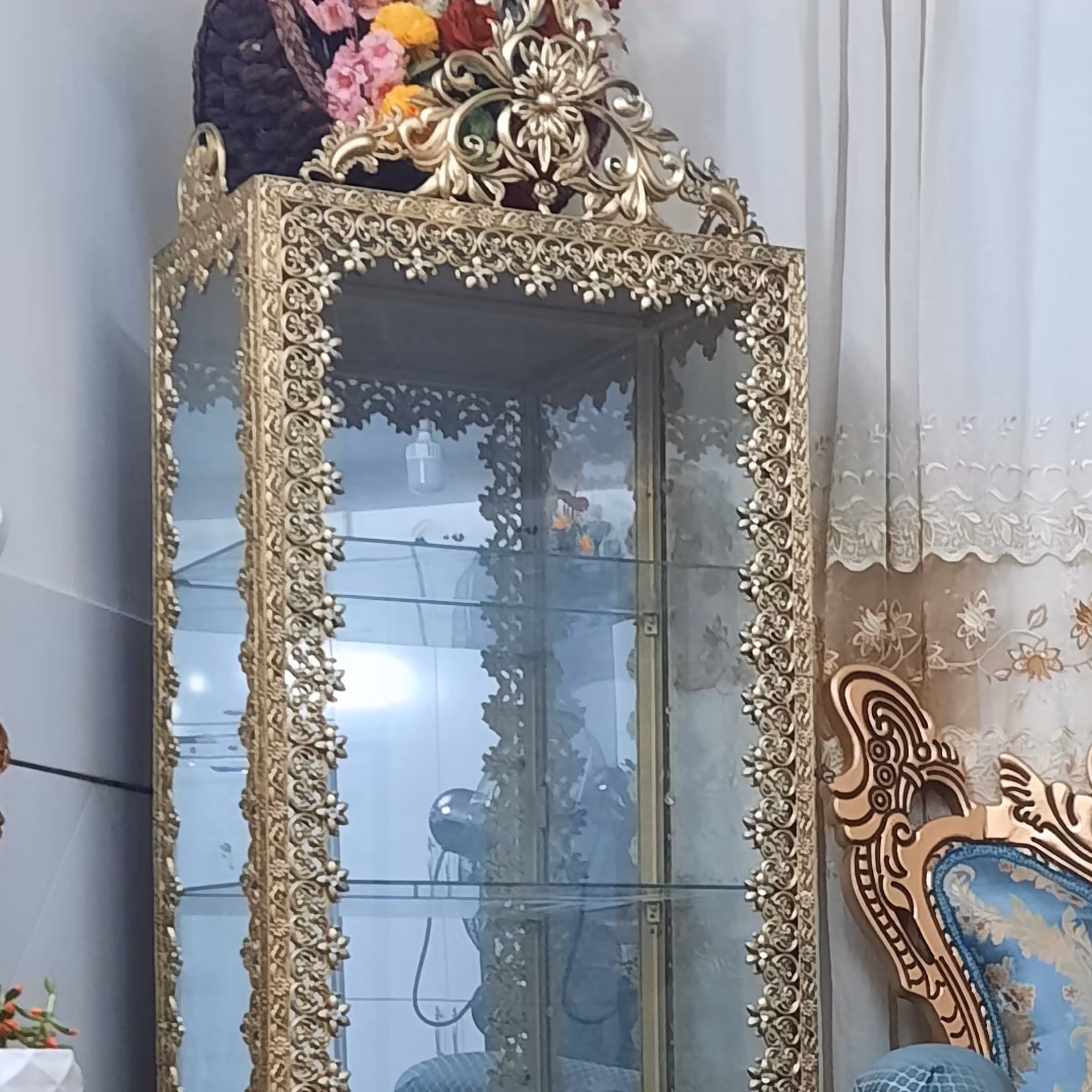 ویترین  برنز و طلایی   