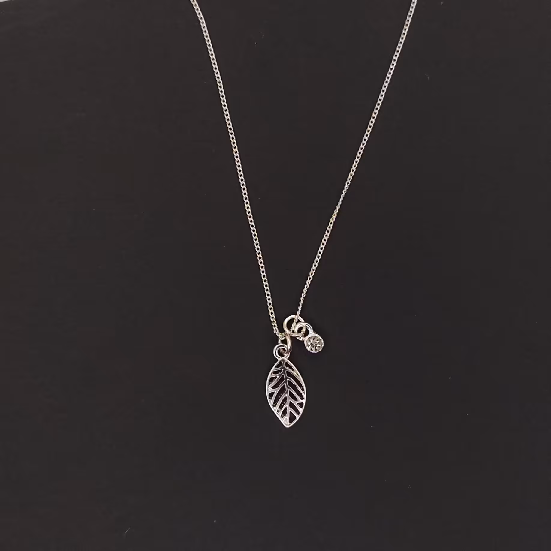 گردنبند زنانه مدل برگ و نگین آویز از برند آلمانی accessories