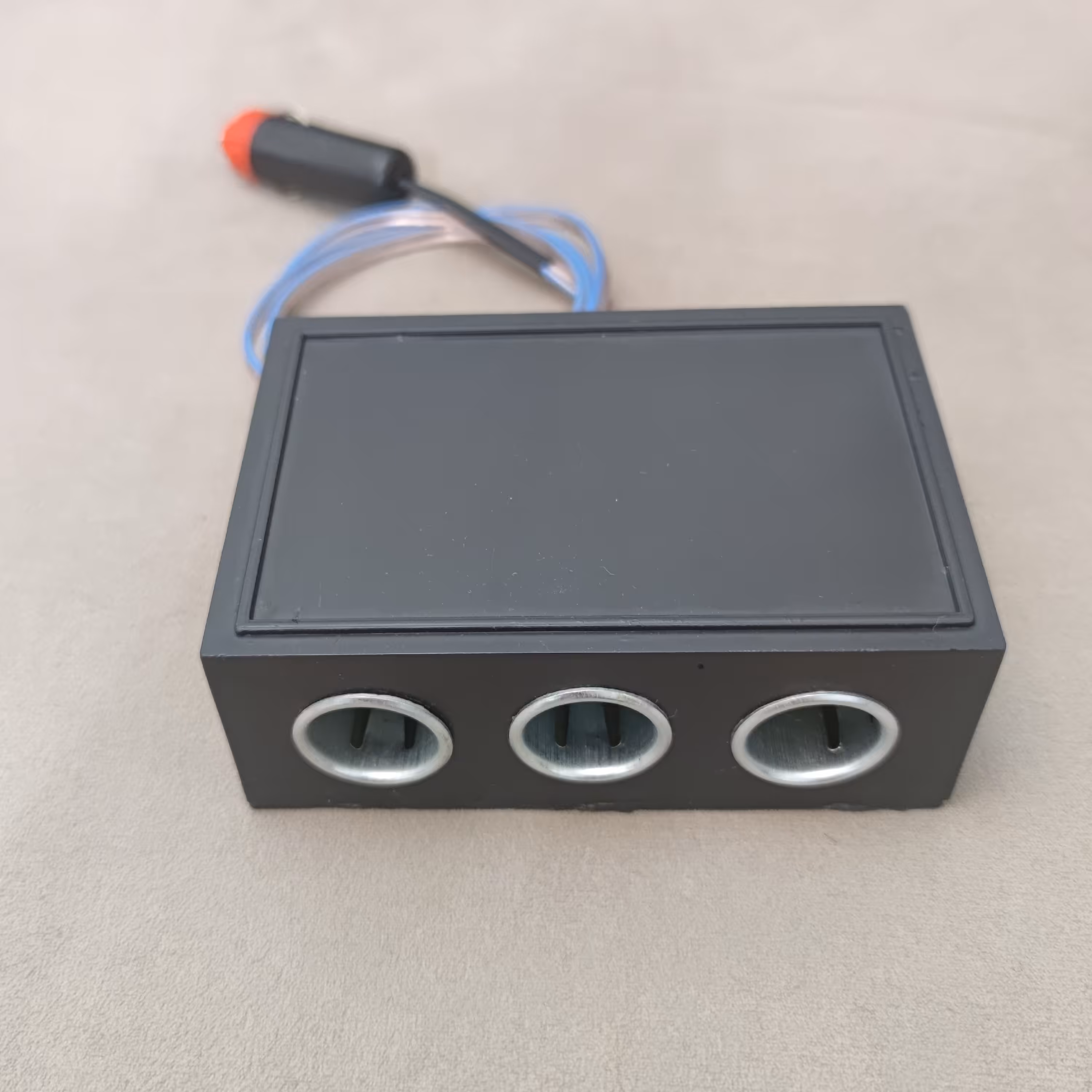 سه راهی فندکی خودرو 1 به 3 قابل استفاده برای 12 ولت و 24 ولت مدل یکطرفه