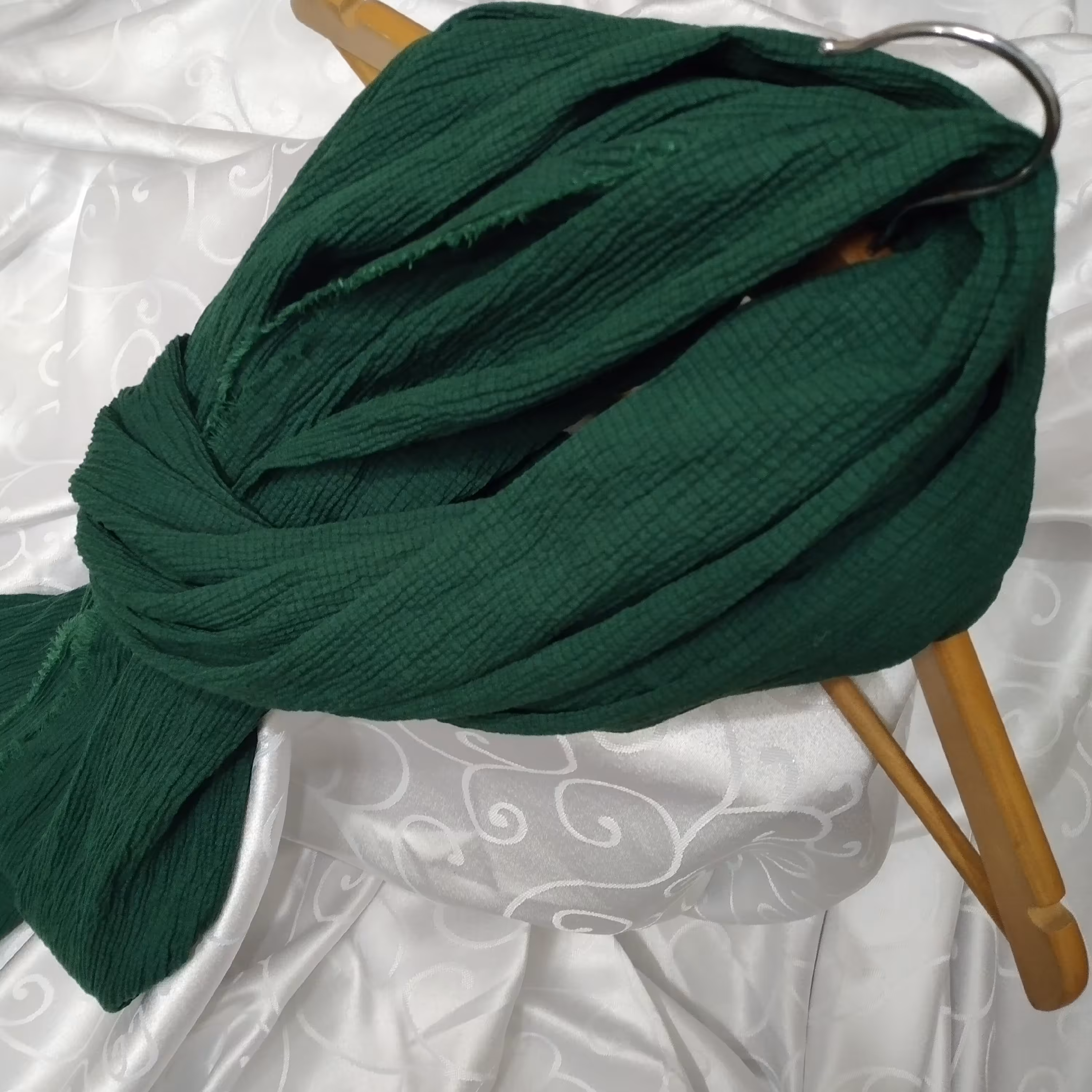 شال پلیسه  ریز  وارداتی  زیباو عرض و طول زیاد  قابل استفاده در هوای سرد و بهار ه 