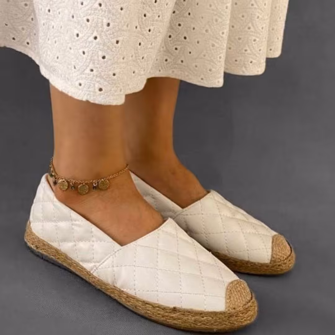 کفش زنانه 
ونس شنل جدید 
دور دوخت با کیفیت 
رنگ بندی کرم سفید مشکی 
سایزها 37تا40
ارسال رایگان 