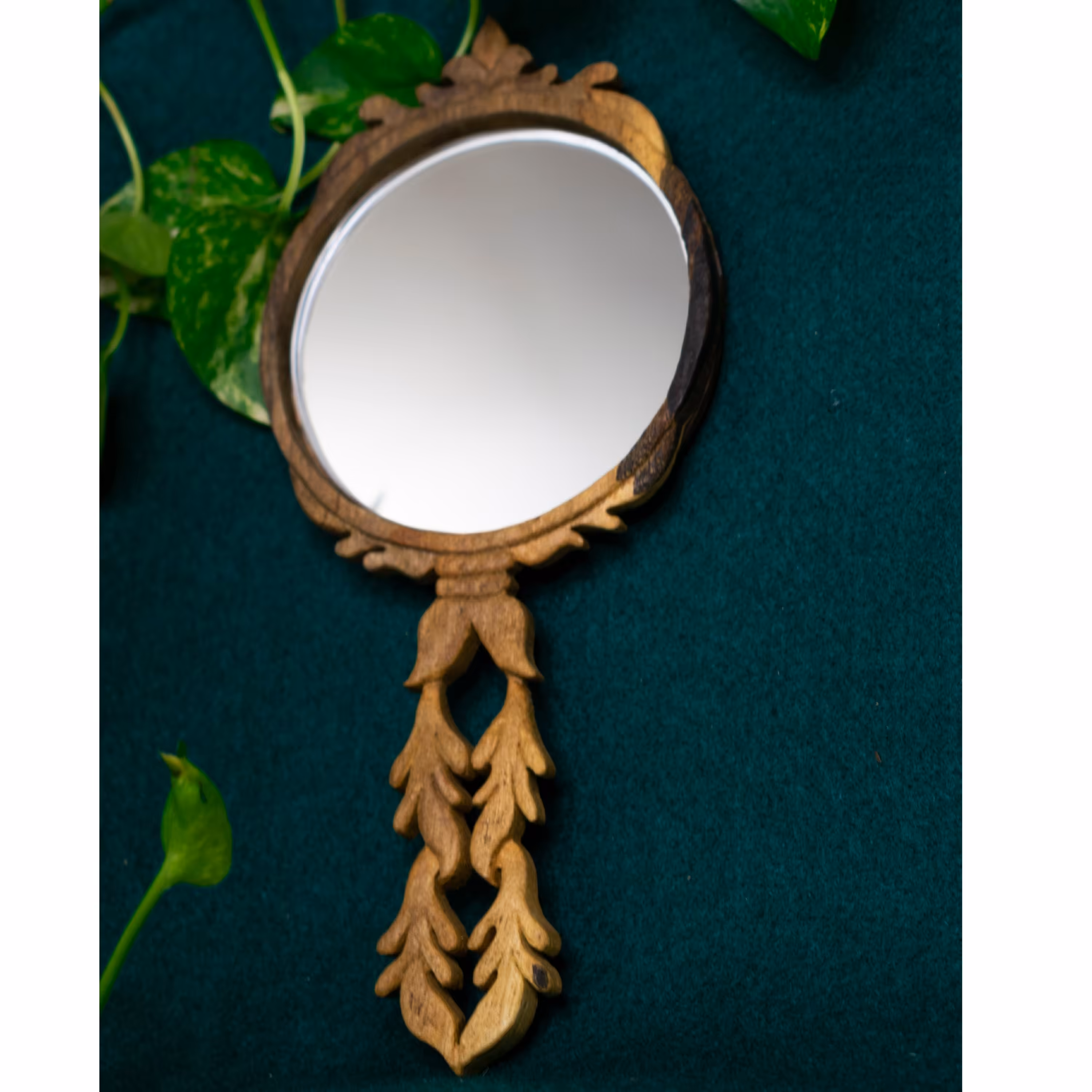 آینه چوبی از جنس گردو منبت شده با دست ارتفاع 27سانتی متر 