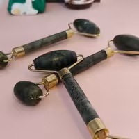 ماساژور صورت و گردن(جیدرولر) سنگ یشم