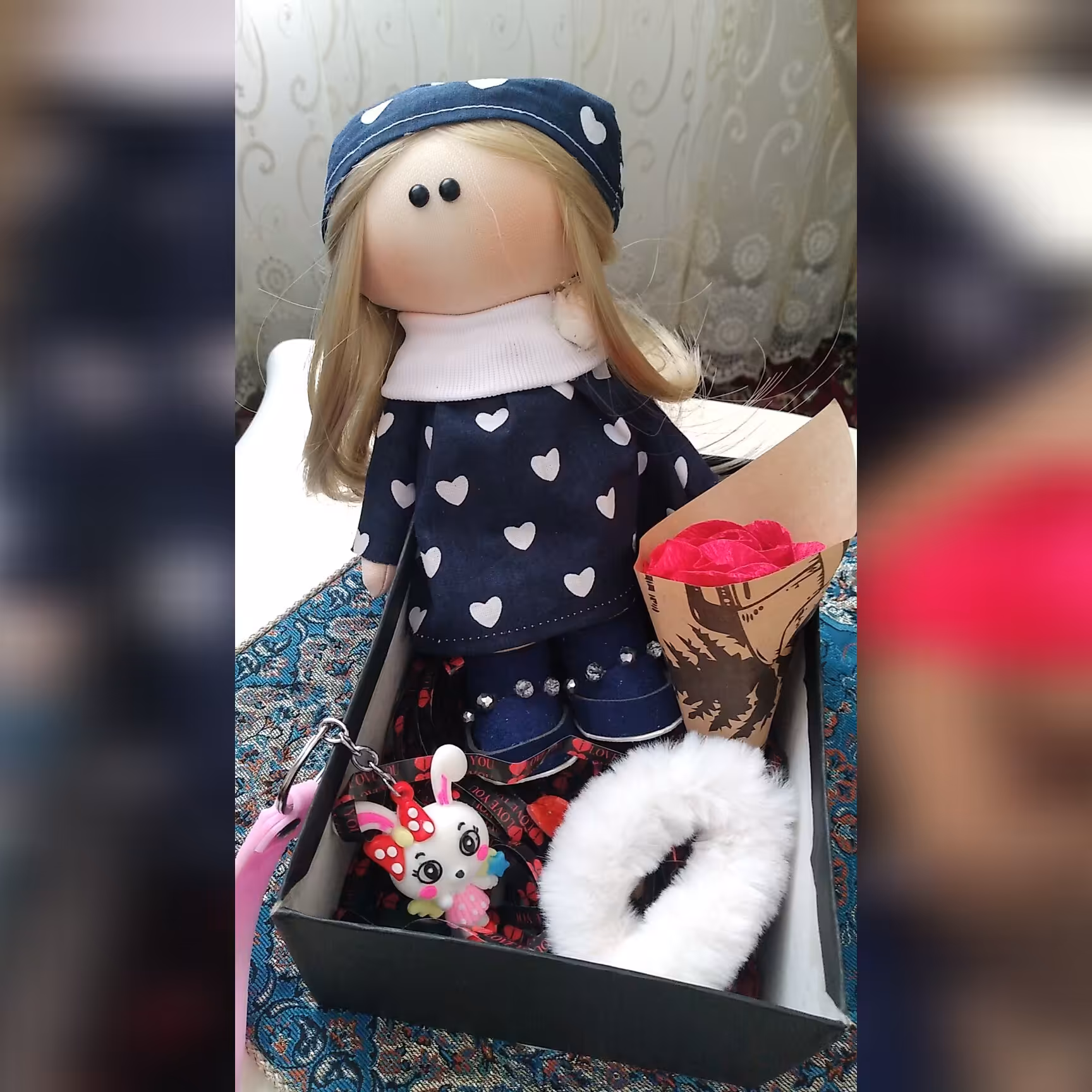 باکس کادو عروسک روسی 18سانتی جاکلیدی کش سر شاخه گل ویژه رو دختر