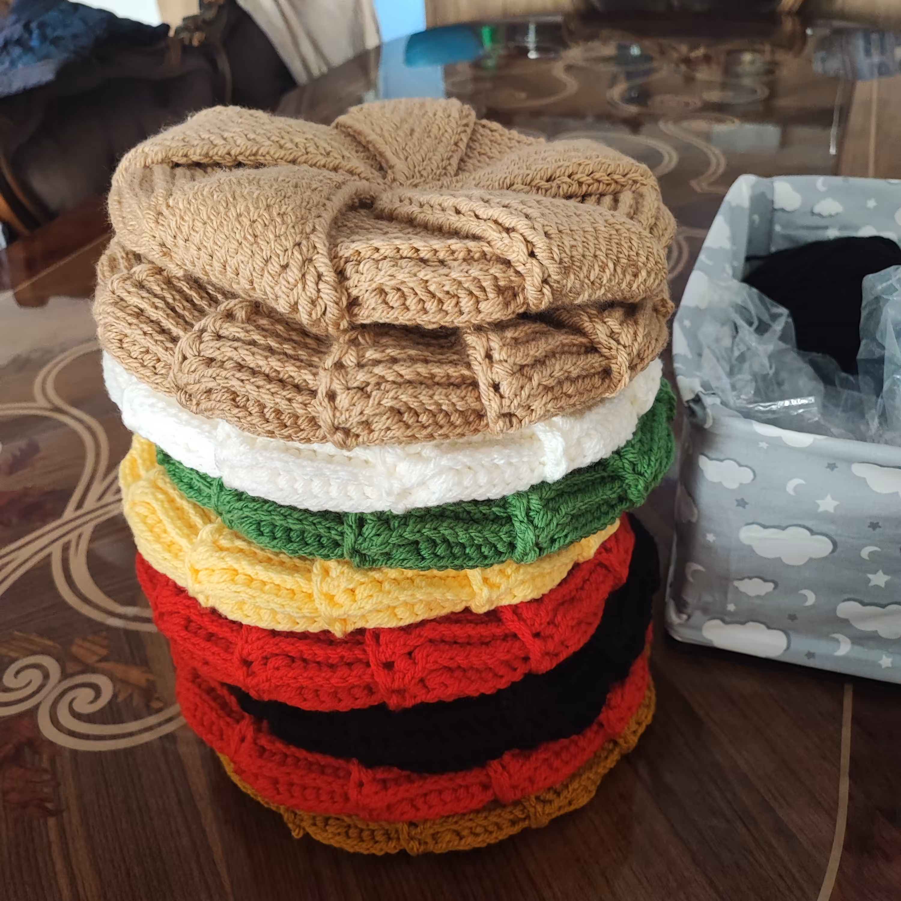 سافرش انواع کلاه بافتنی در رنگ های متنوع با کاموای مرغوب