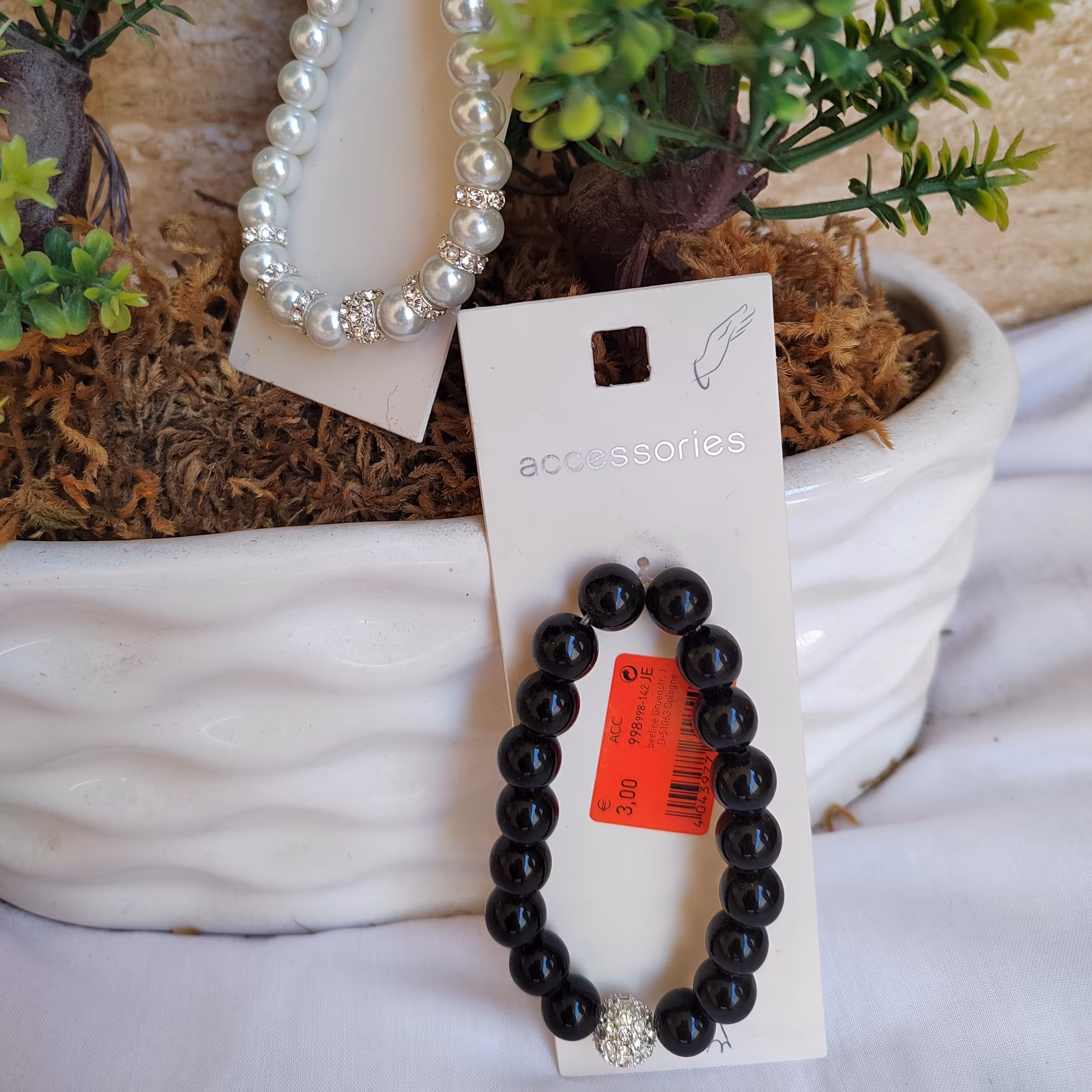 دستبند مروارید سفیدومشکی. برندaccessories. ارسال رایگان 