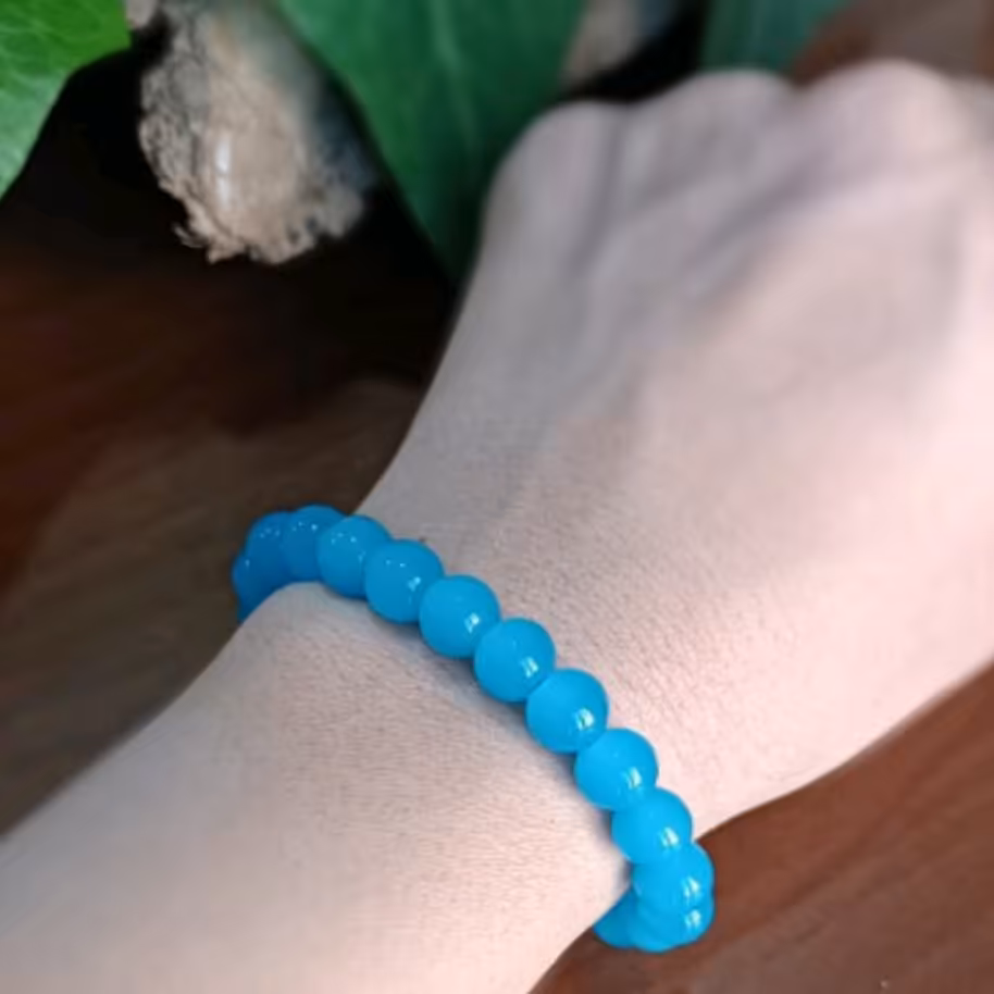 دستبند سنگ   آکوامارین با کیفیت درجه یک و گره کشویی قابل تنظیم و امکان تبدیل به بند کشی در صورت تمایل شما 