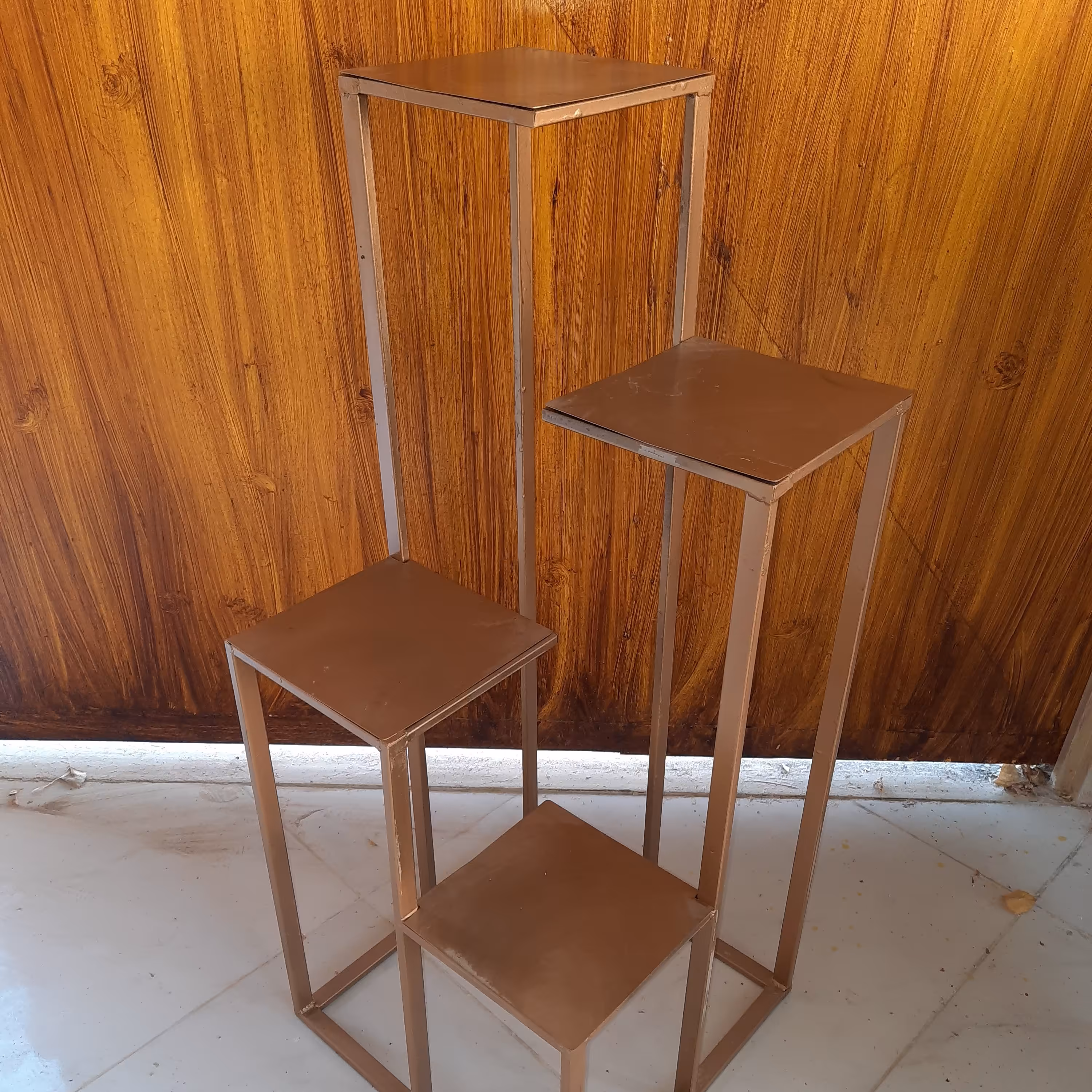 استند گل صفحه آیینه ایی ، جنس فلزی ، رنگ سفید و مشکی و طلایی ، وزن 5 کیلو 