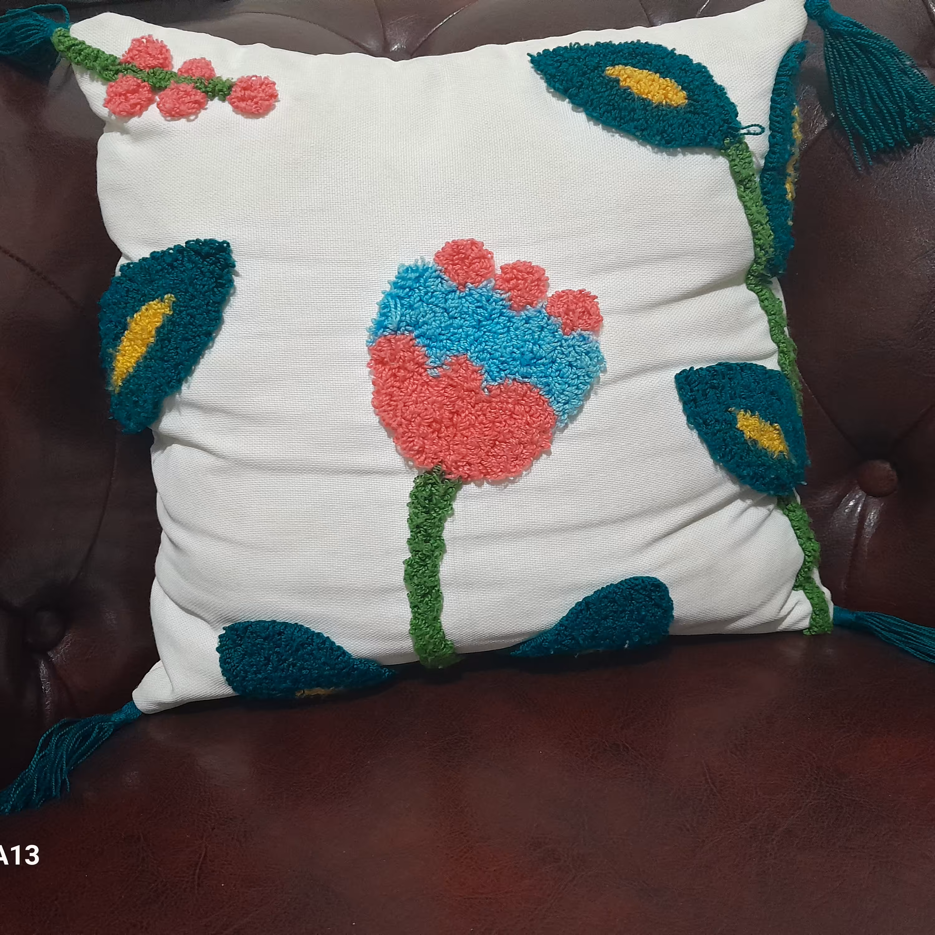 روکش کوسن پانچ دوزی شده  که طبق سلیقه شما ساخته می شود.