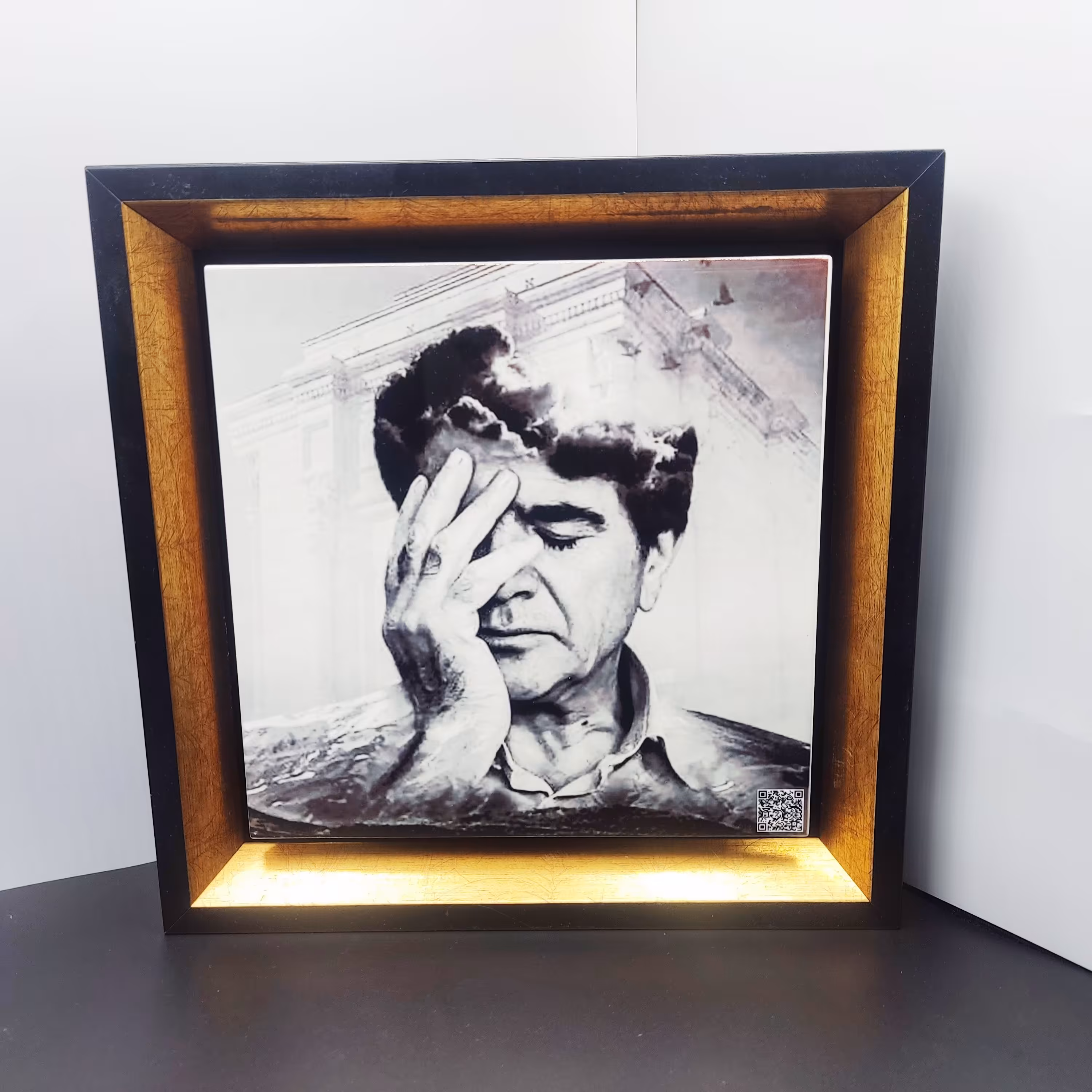 تابلو معلق بارکددار با عکس و صدای استاد شجریان