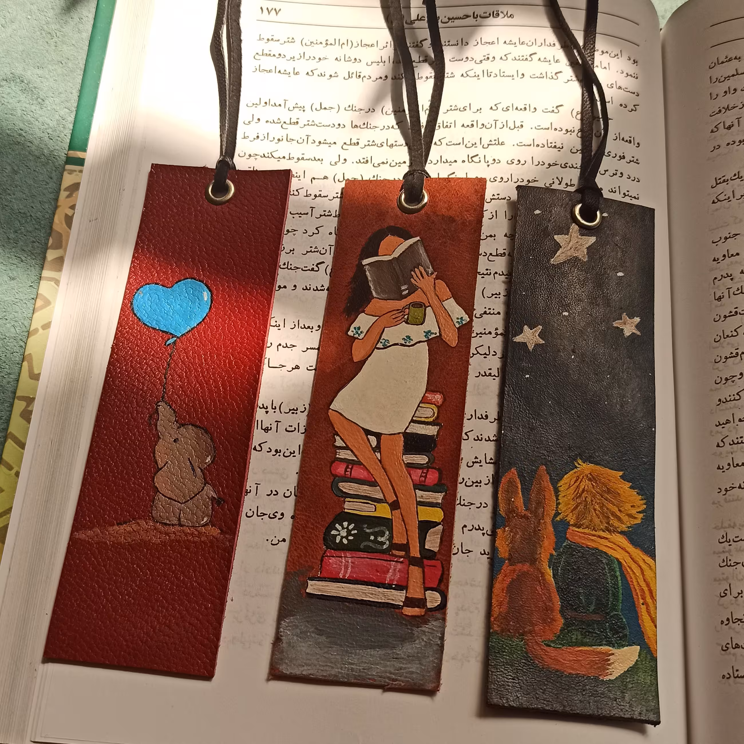 بوکمارک چرمی
نقاشی شده با دست و رنگ ثابت