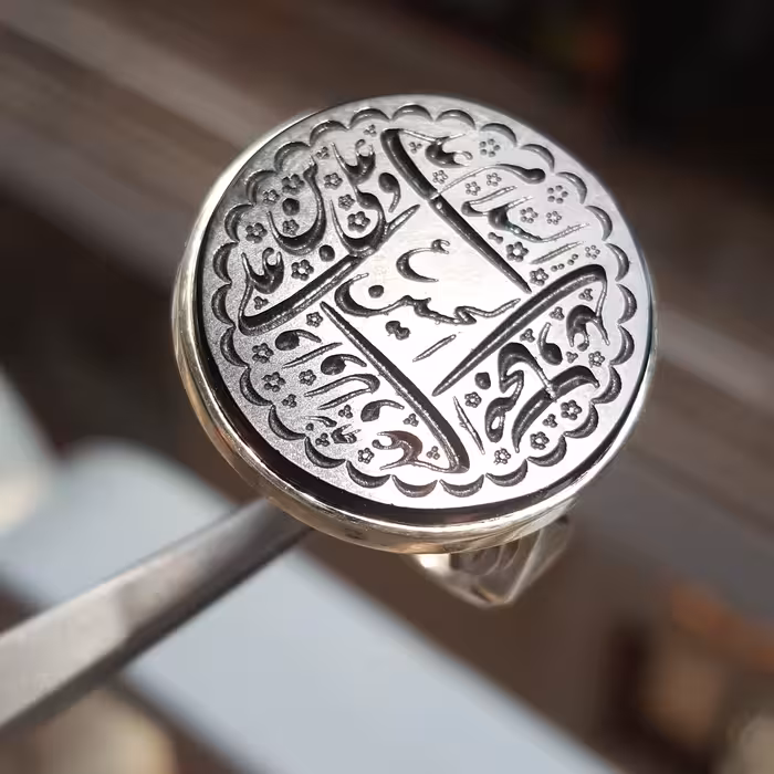 نگین عقیق مشکی 
خط چهار سلام خط ریاض 
رکاب دست ساز مدل صفوی 
ابعاد نگین 21 
وزن انگشتر کامل 10.7 

قیمت 1500تومان