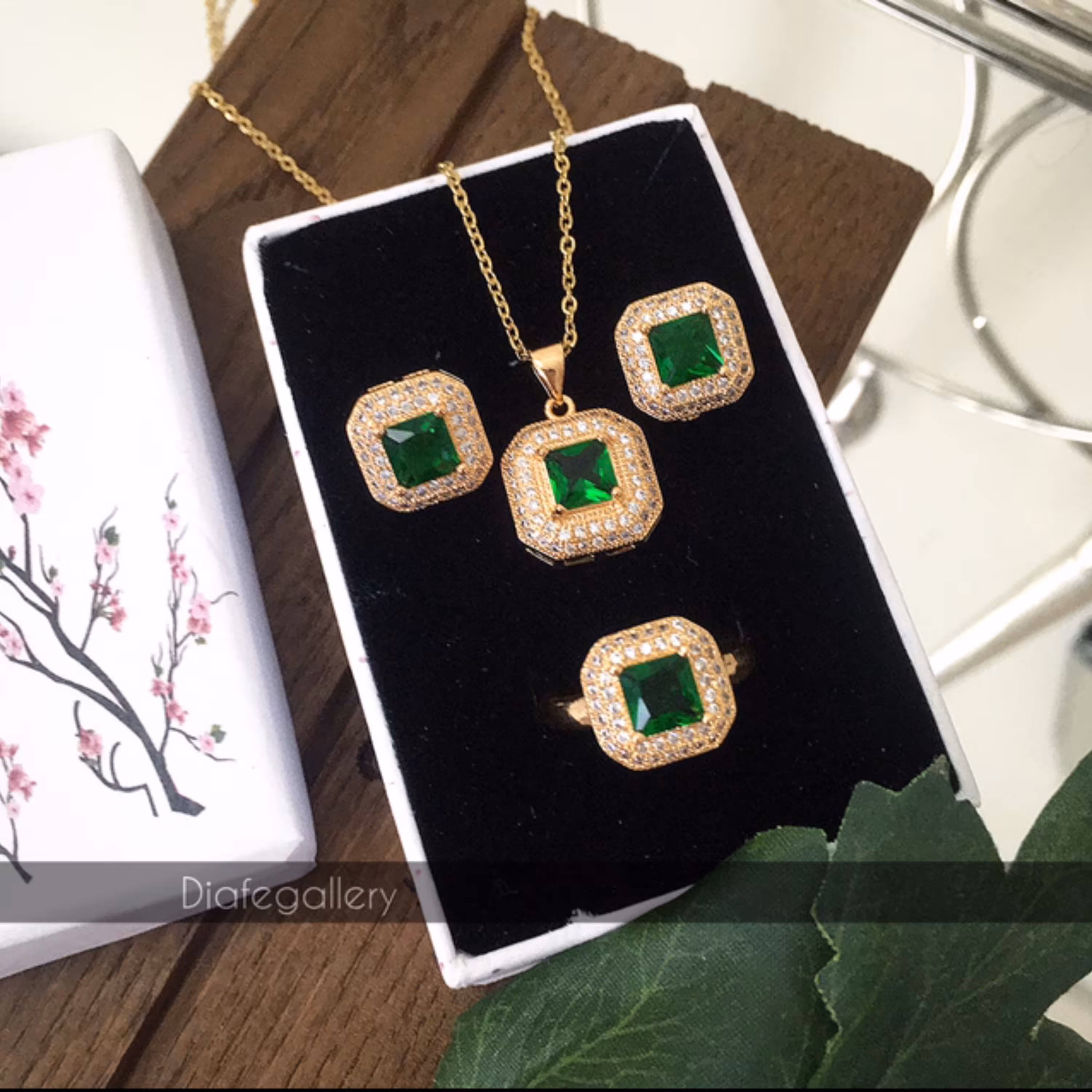 نیم ست سرویس طرح طلا مدل تیفانی رنگ سبز زمردی جنس استیل رنگ ثابت 