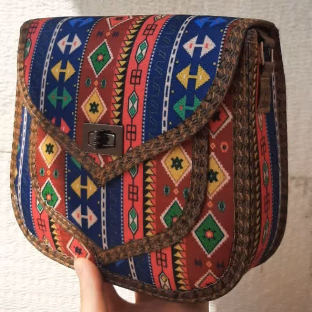 کیف سبک ایرانی برای کودکان دلبند 
ابعاد 16در 20سانت ،دارای بند دوشی