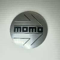 آرم وسط رینگ چرخ ماشین طرح MOMO فلش نما استیل نوشته مشکی(مناسب همه رینگهای اسپرت با دهنه سایز 030)