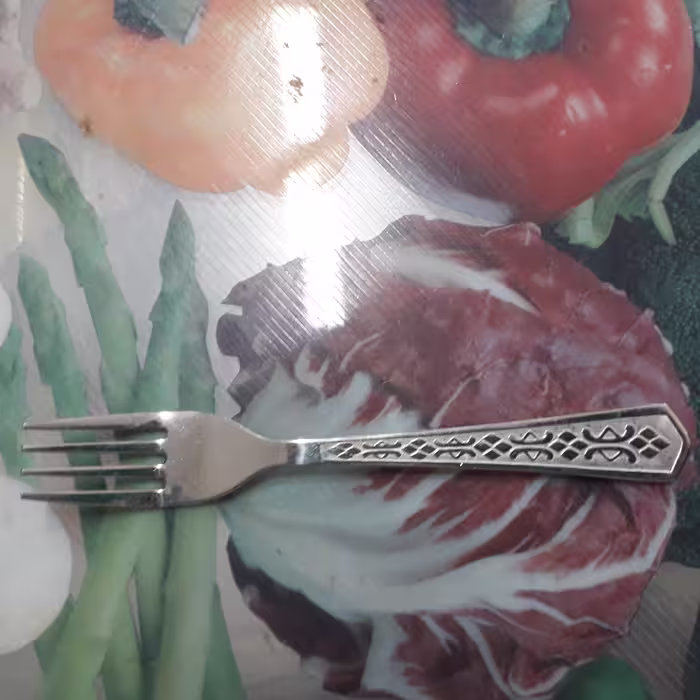 چنگال میوه خوری استیل. وزن  یک عدد چنگال 22 g.وزن 6 عدد یعنی یک دست 130 g  .استیل هند.