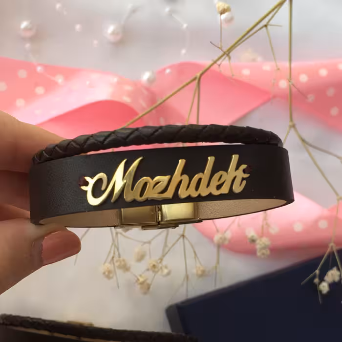 دستبند چرم مژده با پلاک نقره با آبکاری طلا 18 عیار و چرم طبیعی