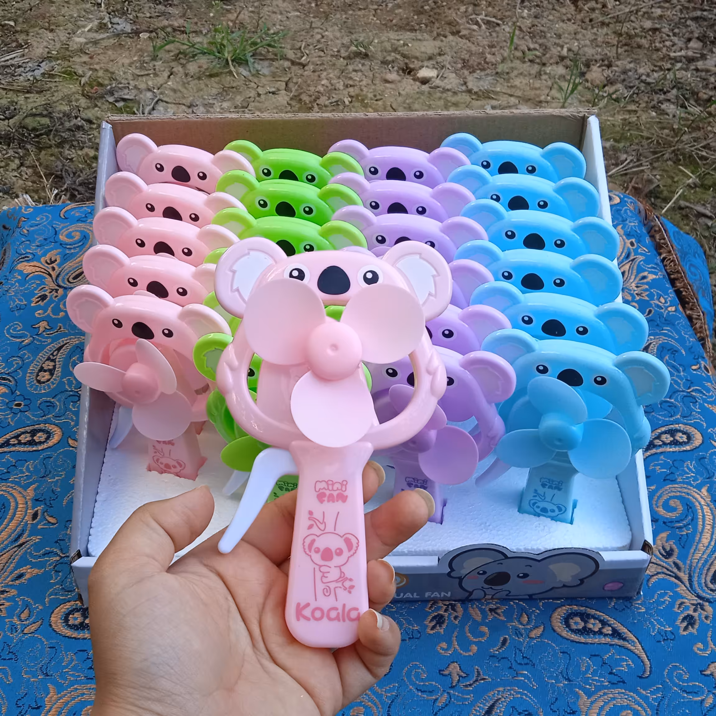 اسباب بازی پنکه دستی طرح کوالا در 4رنگ مختلف و زیبا