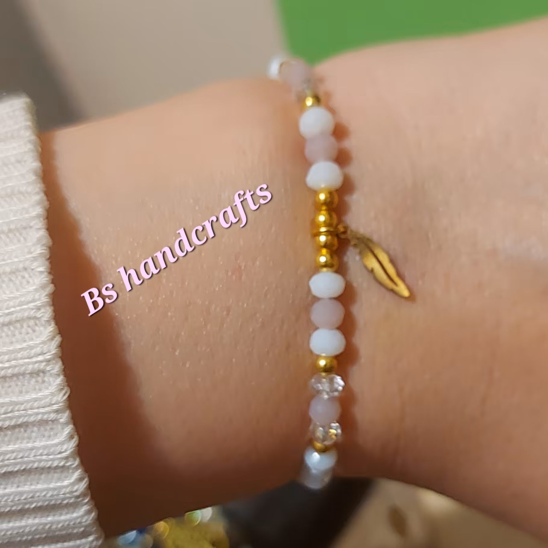 پر دستبند زیبا و لطیف با سنگ کریستال و پلاک استیل رنگ ثابت و بند قابل تنظیم