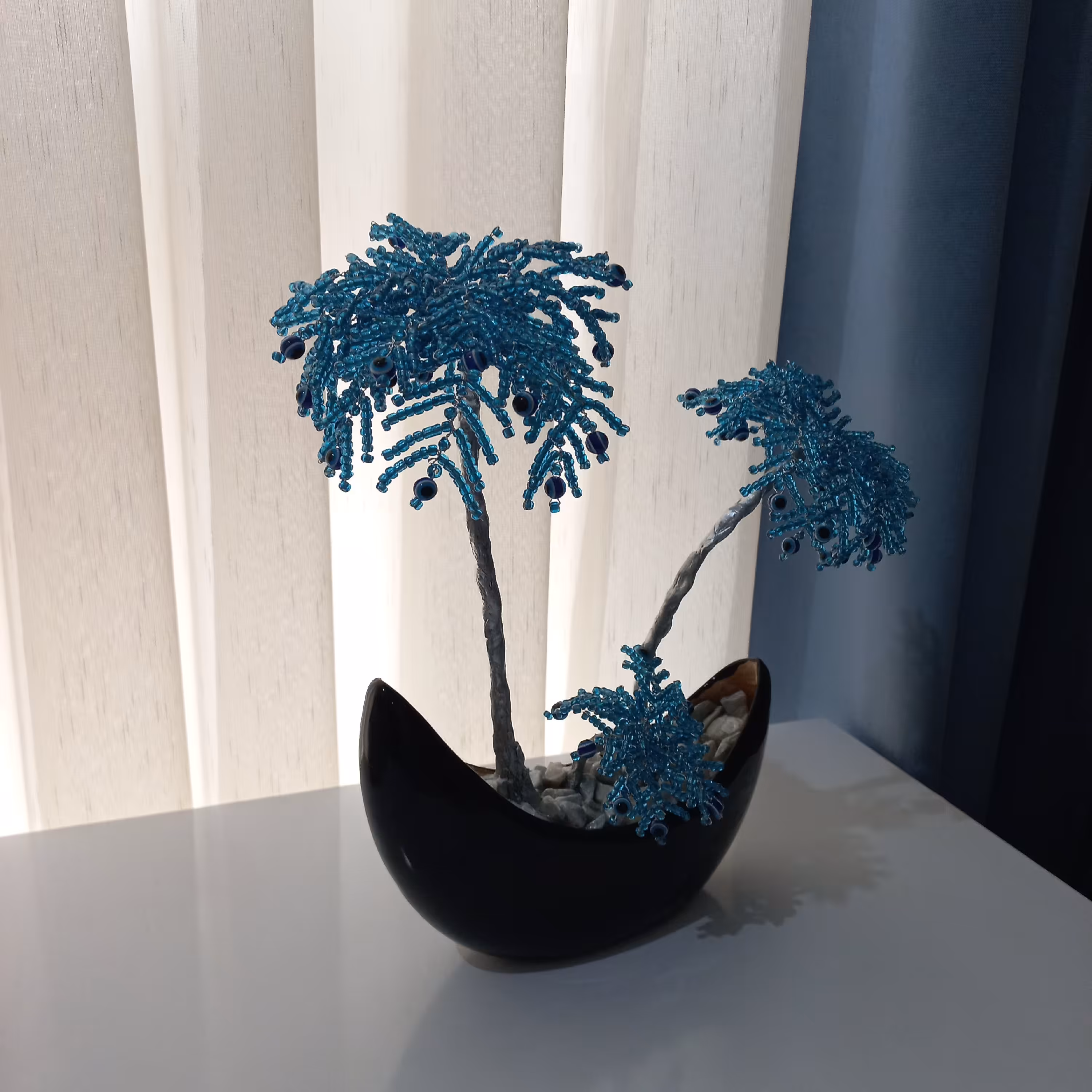 گلدان دکوری به همراه گل تزئینی مرواریدی  طرح نخل آبی