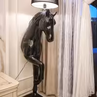 آباژور اسب ایستاده