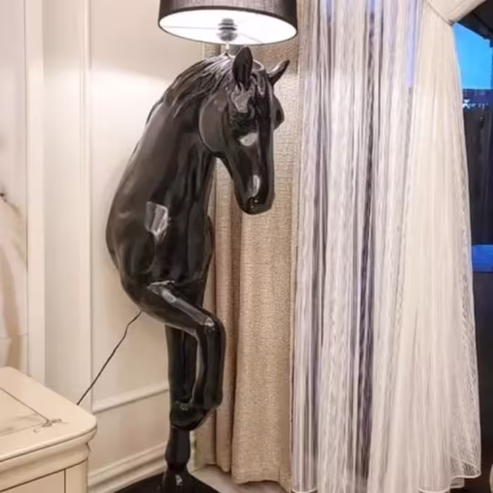 آباژور اسب ایستاده