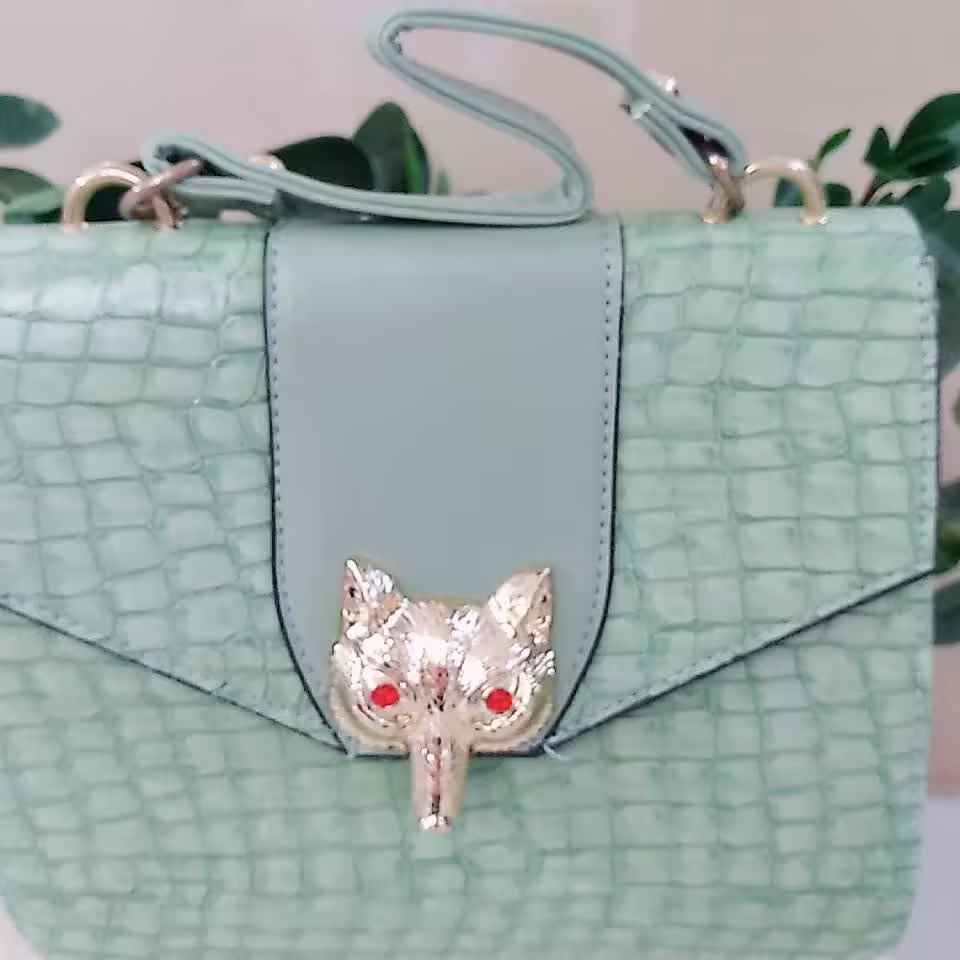 کیف مجلسی دخترانه با سگگ روباهی در  دو رنگ سبز کمرنگ و یاسی همراه با بند بلند