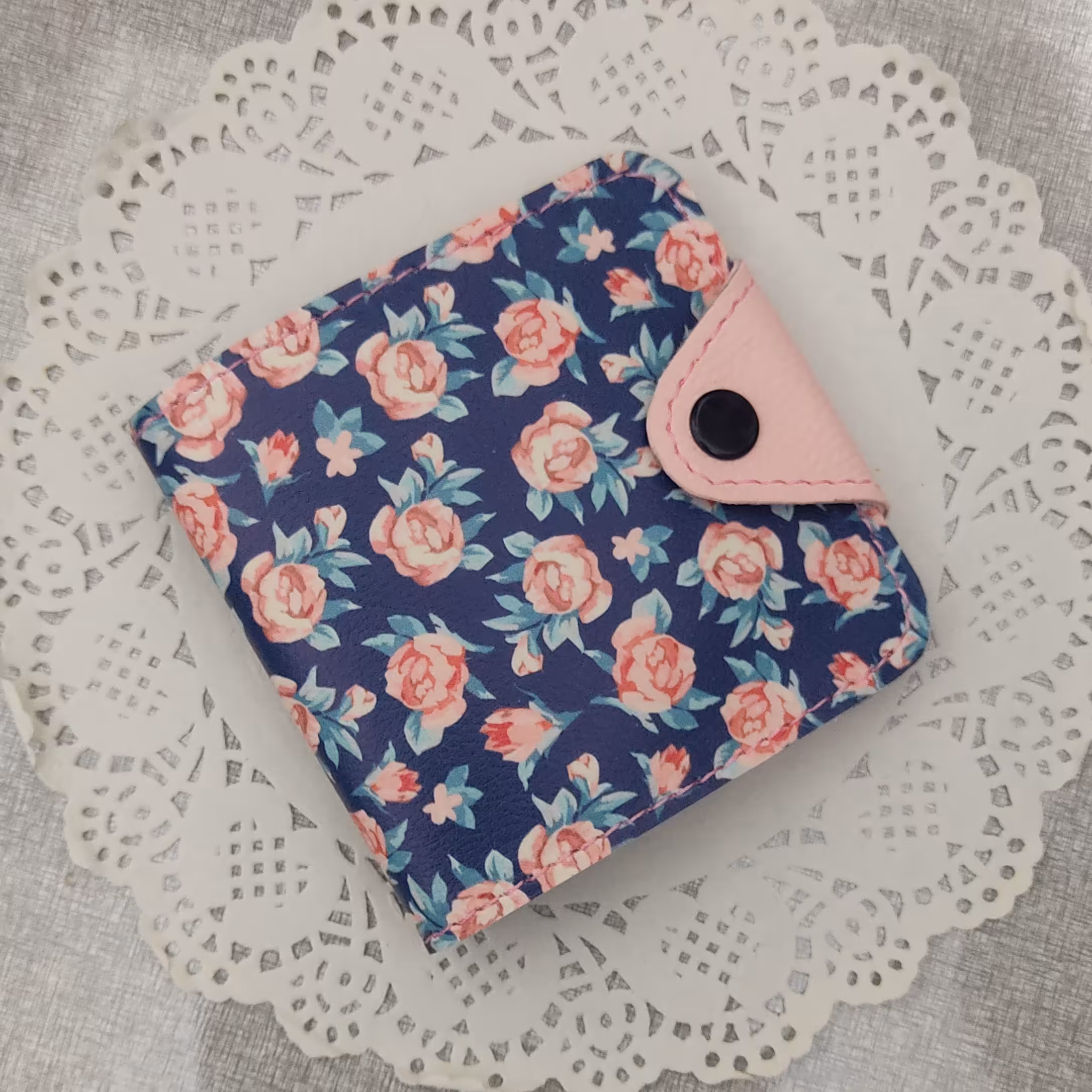 کیف جا کارتی چرمی گل گلی سورمه ای با چرم مصنوعی فانتزی