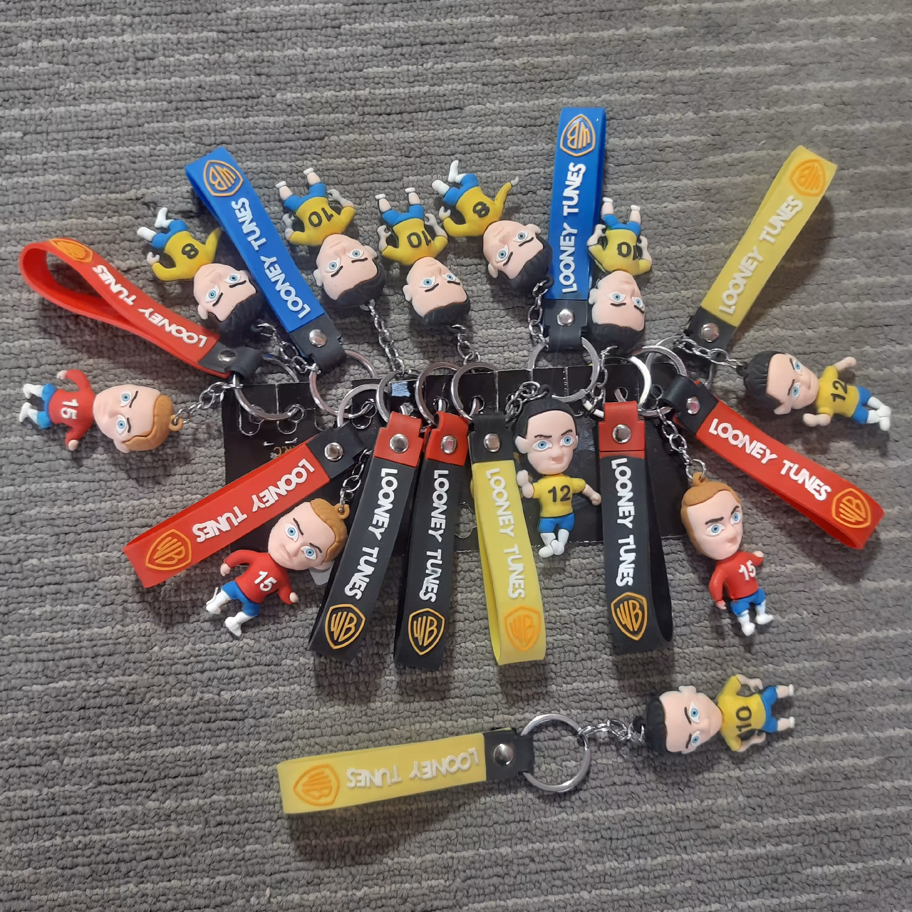 جاسویجی رنگی همراه با آدمک فوتبالیست