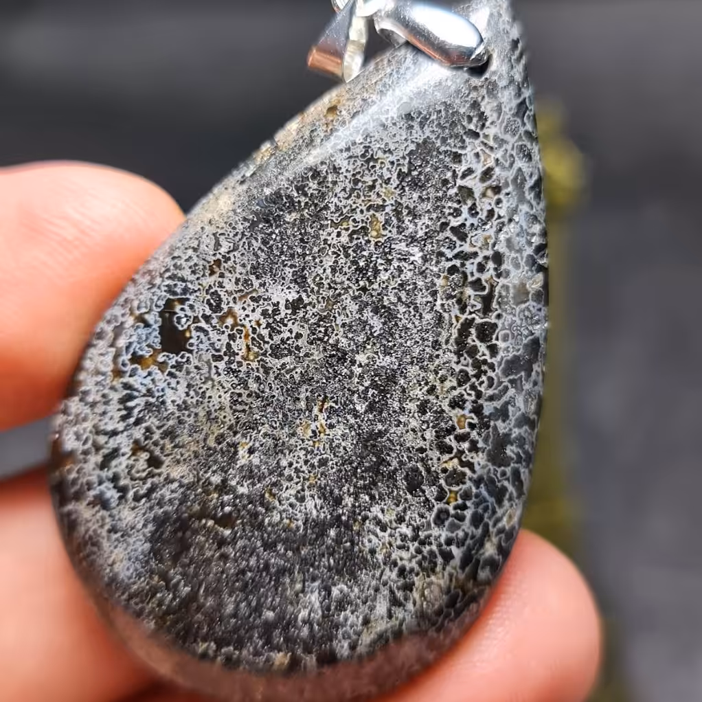 آویز درشت فوق العاده زیبای سنگ صد درصد طبیعی عقیق بسیار خاص اصل معدنی
کد 26925