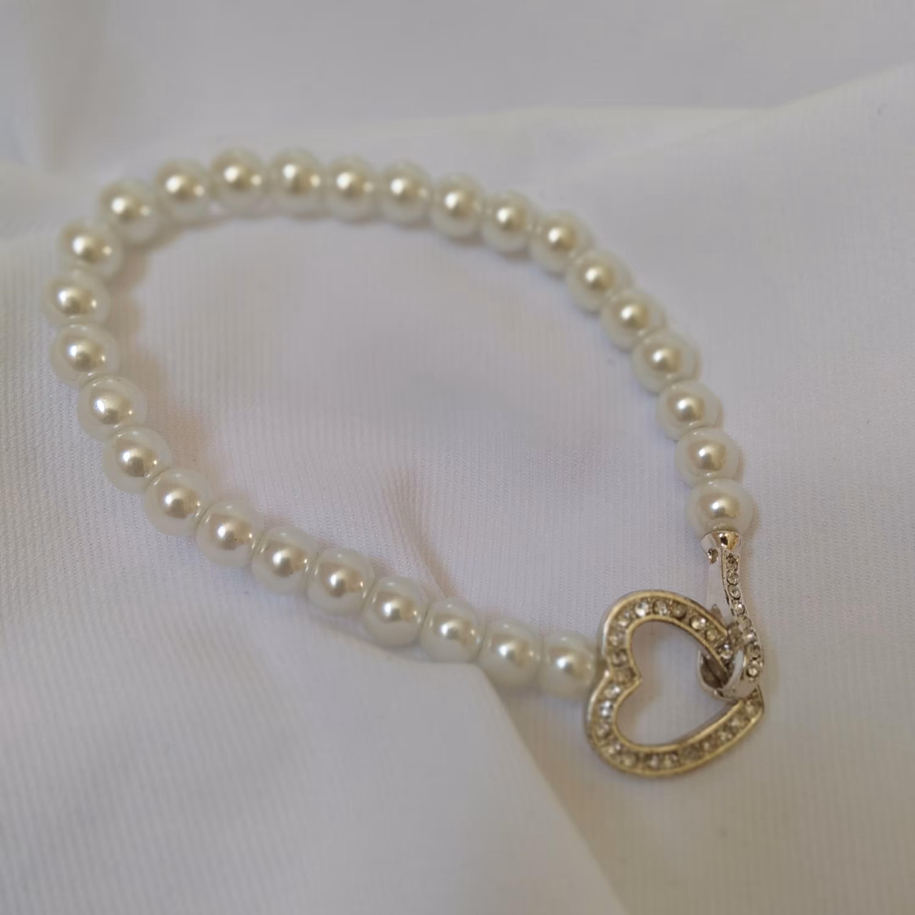 دستبند دخترانه کشی مروارید سفید و قلب نقره ای نگین دار  