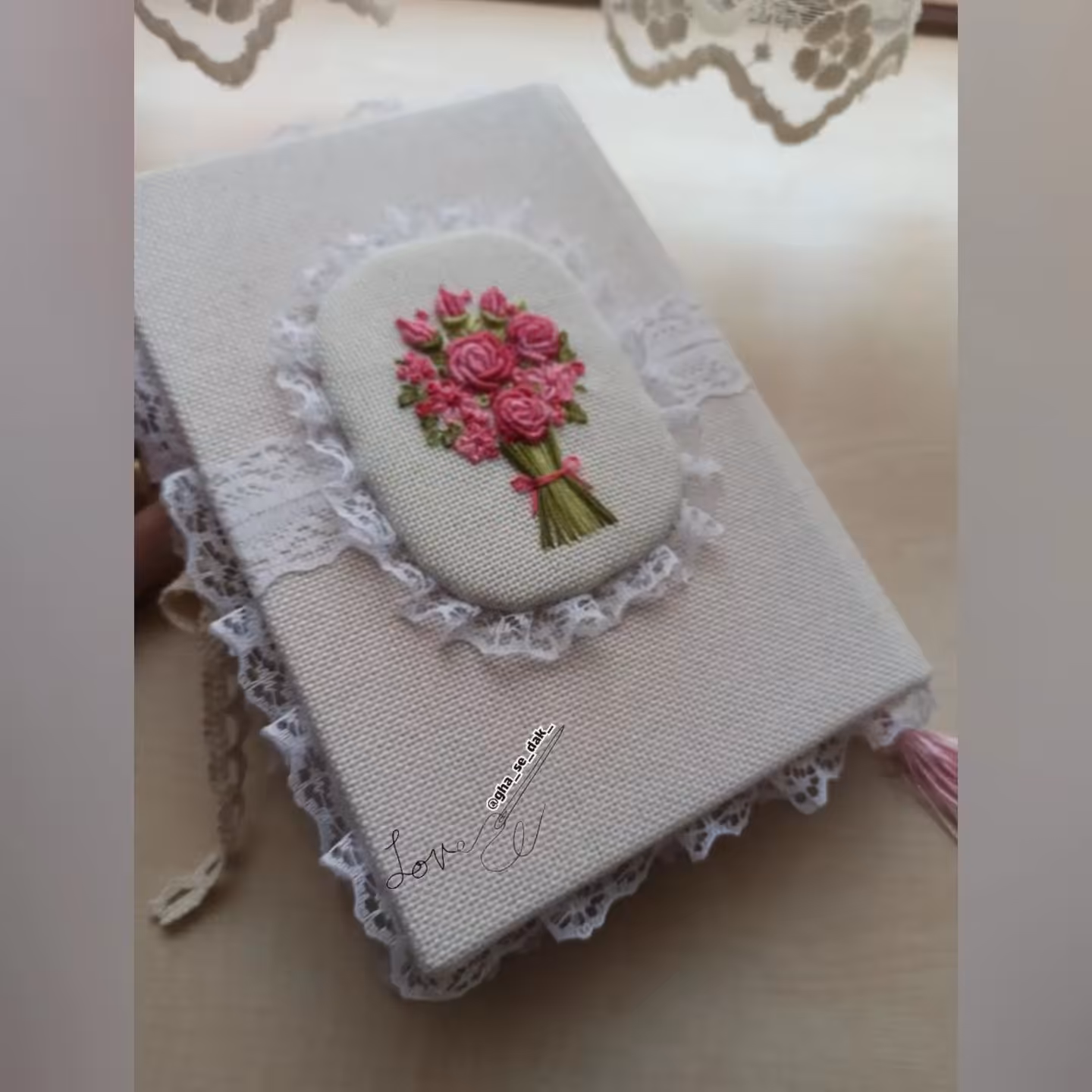 هدیه قرآن سایز جیبی با پلاک گلدوزی شده با خط عثمان طه