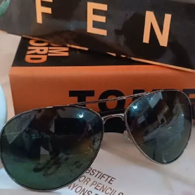 عینک آفتابی اصل ایتالیایی rayban با مارک  و حکاکی فراری  روی شیشه RB و فراری اصل تحت لیسانس درجه یک uv بسیار بالا 