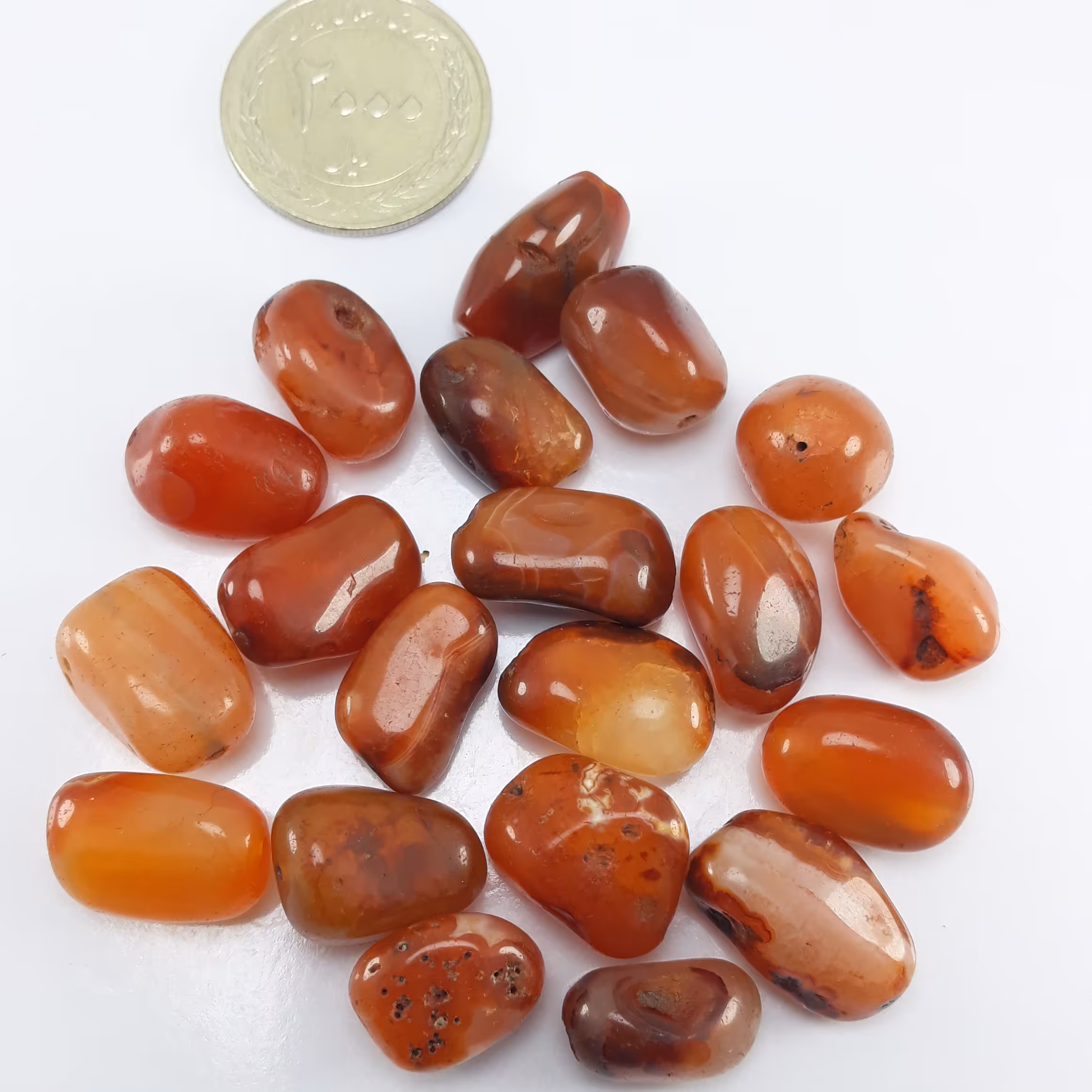 بیست عدد مهره عقیق کهنه و سوراخ دار به ضمانت معدنی