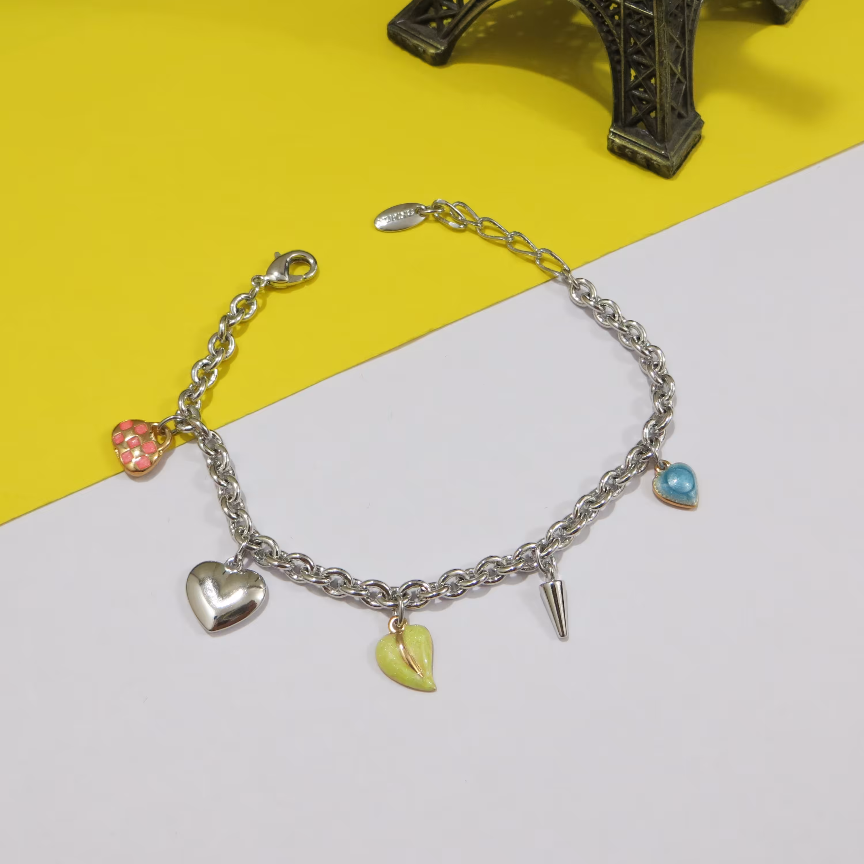 دستبند بسیار زیبا برند Xuping از جنس مس و روکش طلا و رنگ ثابت و ضد حساسیت کاملا مشابه طلا  با آویز های مختلف