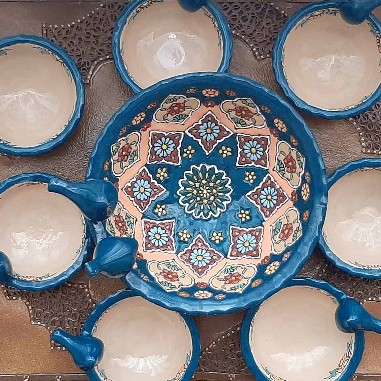 ست آجیل خوری نقشینه هنرمیناکاری روی سفال مناسب هفت سین رنگ زمینه سبز کله غازی و گلبهی یک کاسه بزرگ و هفت کاسه کوچک