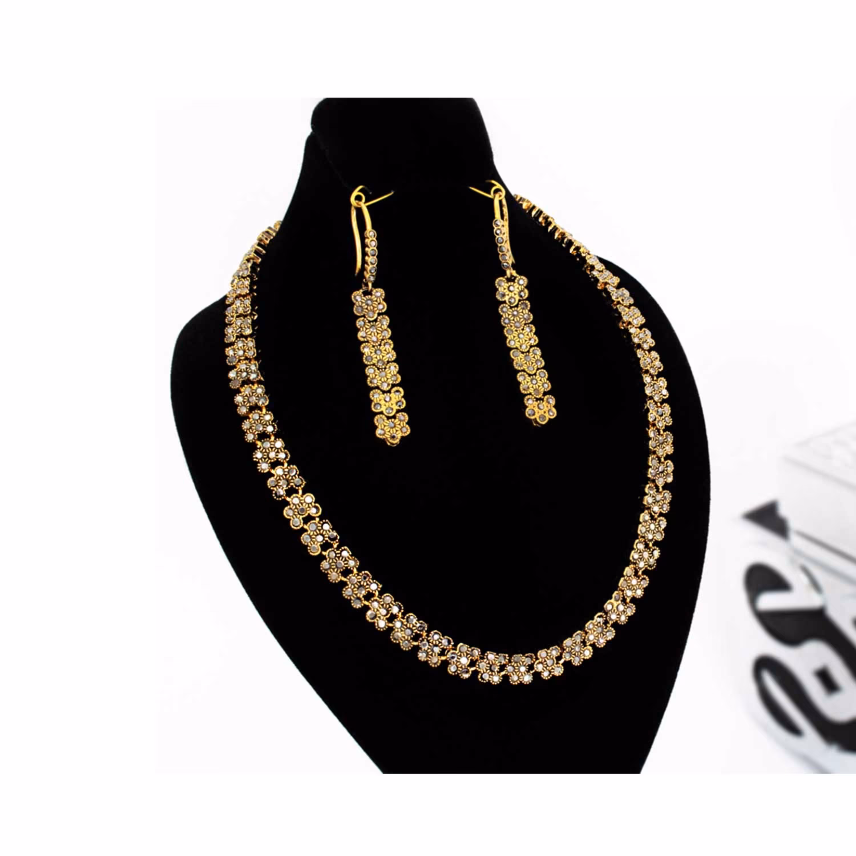 نیم ست ظریف سیاه قلم فلاور با نگین مارکازیت