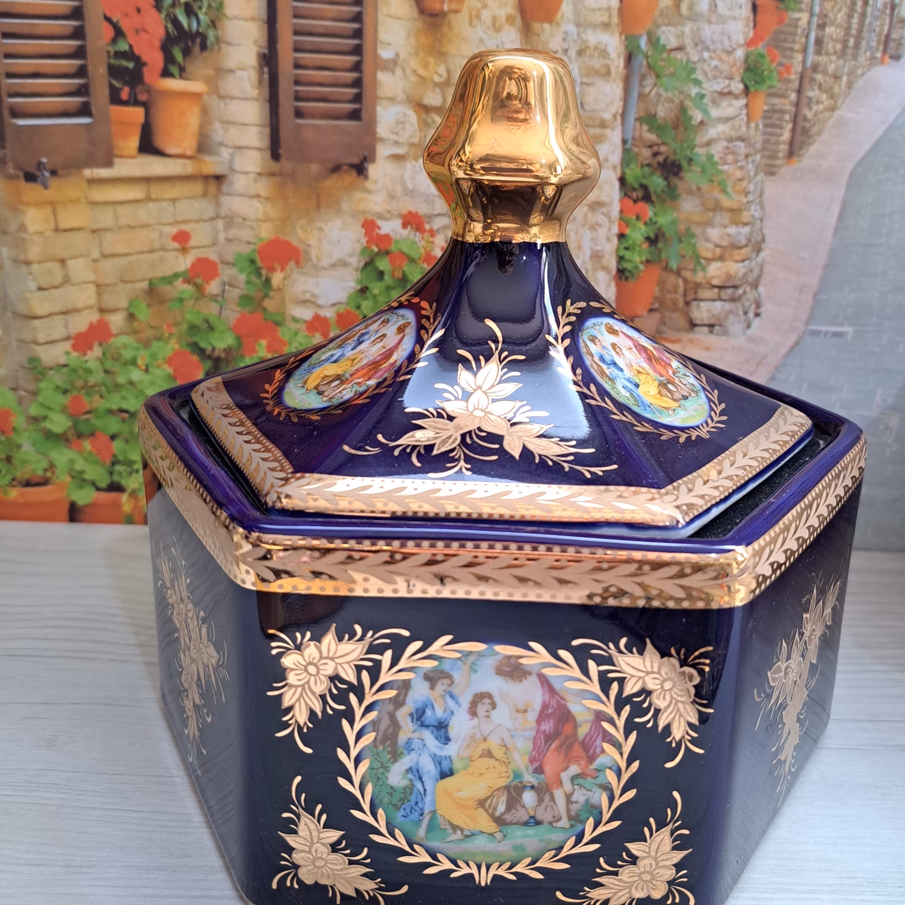 شکلاتخوری سرمه ای سه خواهر یا سه دختر طلاکوب مدل سه گوشه چینی با کیفیت ارسال ایمن کادویی جهزیه جهاز سفارش باسلام پسکرایه